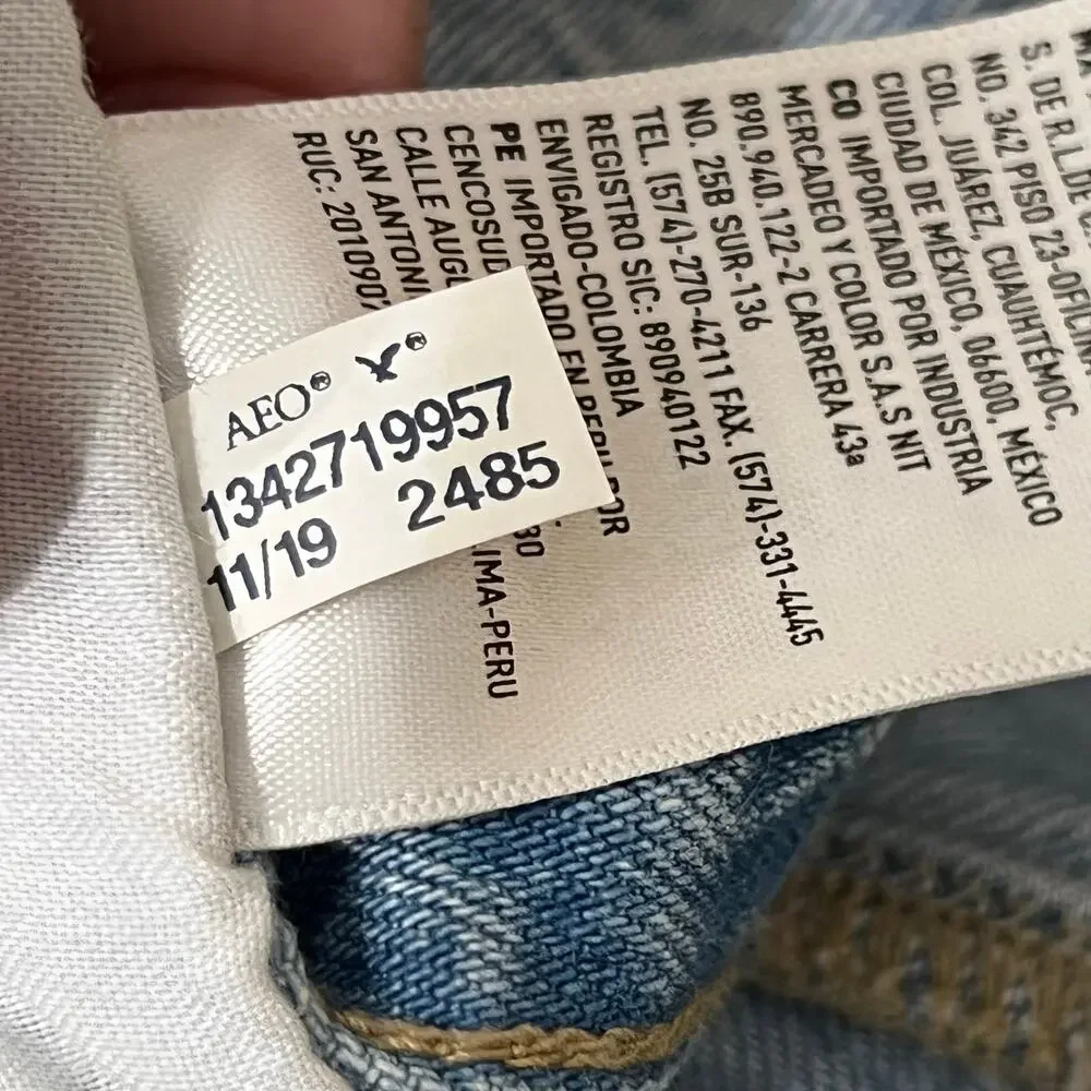 American Eagle Relaxed Mom Jeans Light Wash Size 4 Long